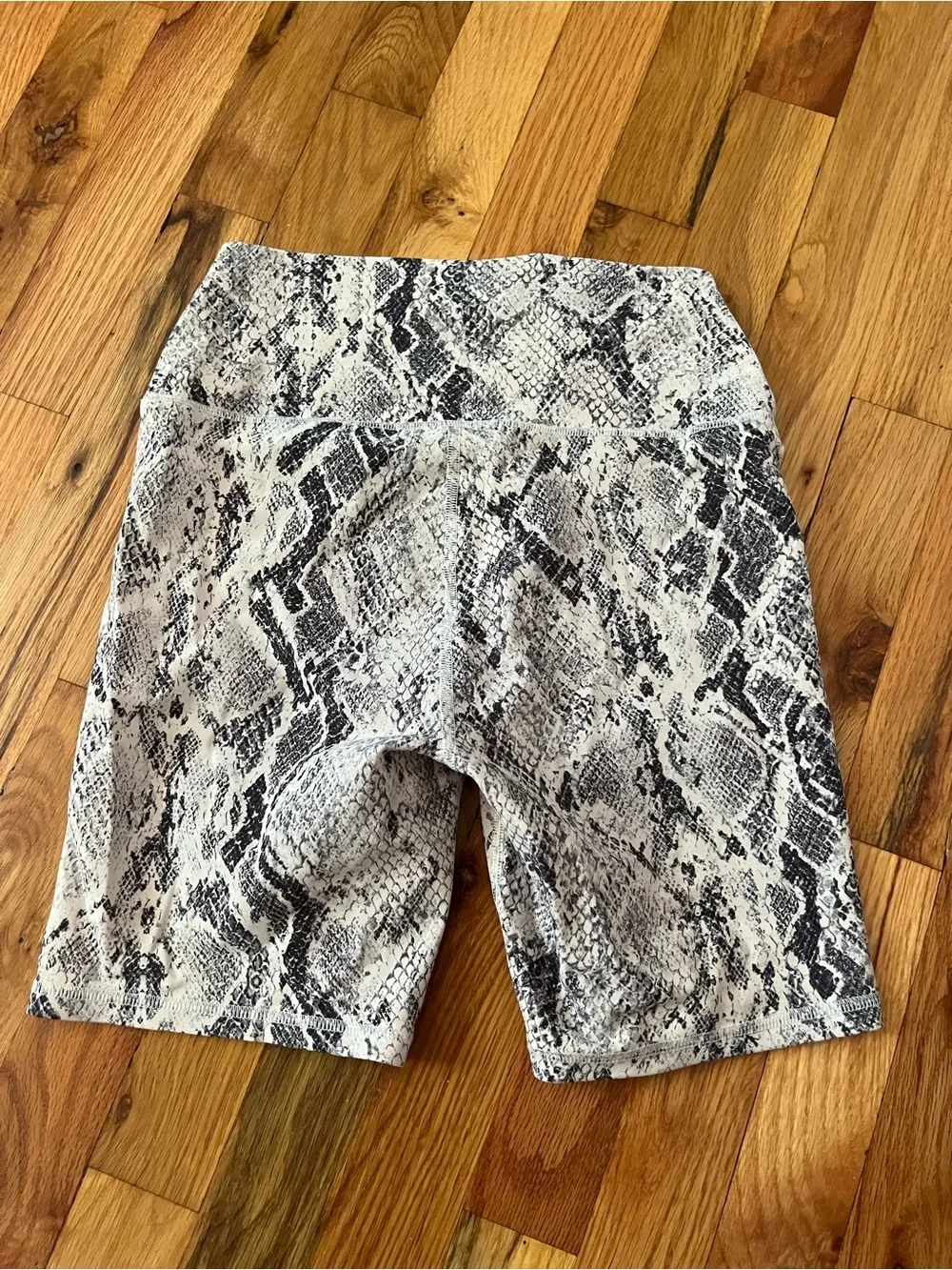 ALO Yoga | Snakeskin Biker Shorts